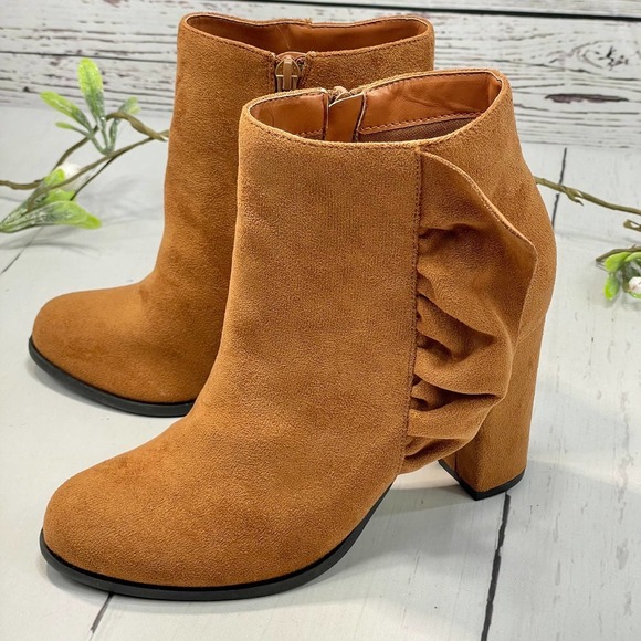 unknown Shoes - Women's Camel Ankle Boots with Ruffles (Size 7)